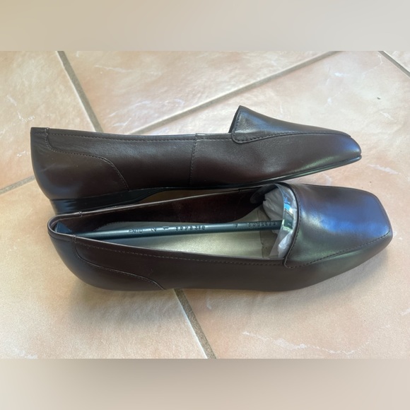 Woman’s Worthington Flat Shoes - Picture 3 of 7